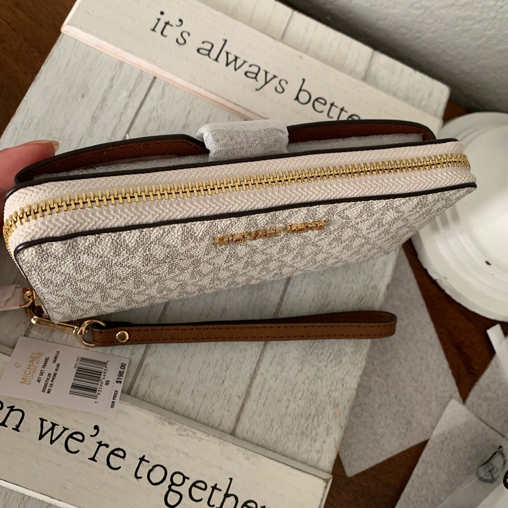 3in 1 new MK ♥️ wallet/ wirstlet/ phone holder - Picture 2 of 9